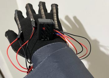 Aluno de colégio estadual cria luvas inteligentes que impactam a reabilitação e comunicação