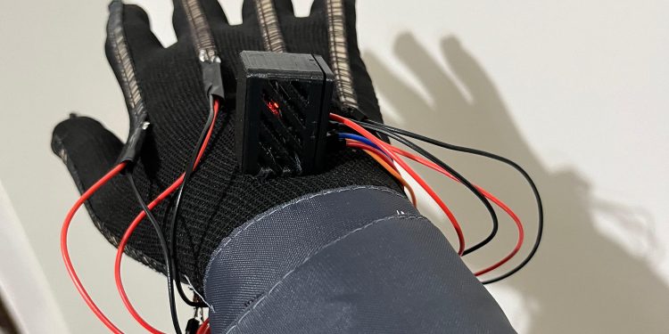 Aluno de colégio estadual cria luvas inteligentes que impactam a reabilitação e comunicação