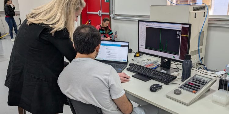 Rede colaborativa de universidades oferece testes de detecção de metanol em bebidas