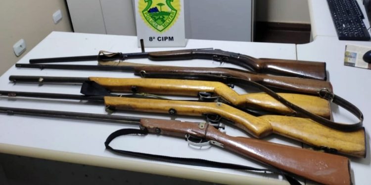 Polícia Militar do Paraná apreende cinco espingardas após denúncia de ameaças e disparo