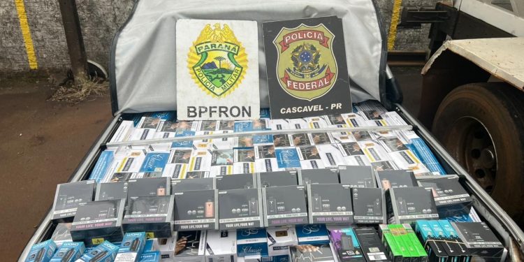 Polícia Militar do Paraná apreende veículo carregado com pacotes de cigarros e anabolizantes em Céu Azul