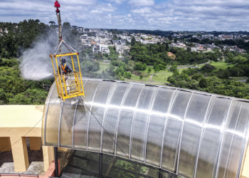 Guindaste de 44 metros é usado para limpeza e pintura do belvedere no Parque Tanguá