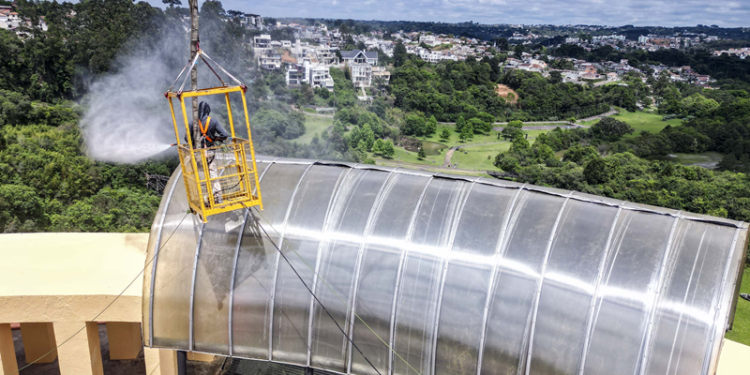Guindaste de 44 metros é usado para limpeza e pintura do belvedere no Parque Tanguá
