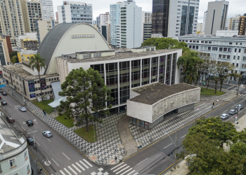 Rua Conselheiro Laurindo será bloqueada para montagem do palco do Natal na Praça Santos Andrade