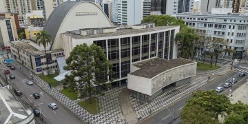 Rua Conselheiro Laurindo será bloqueada para montagem do palco do Natal na Praça Santos Andrade