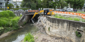 Prefeitura de Curitiba inicia reconstrução do muro de contenção no Córrego Vila Formosa, no Fazendinha