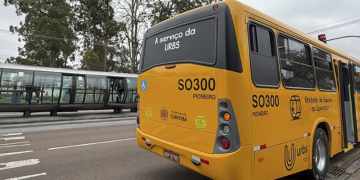 Urbs implanta ônibus itinerante com sanitários para atender trabalhadores das estações-tubo de Curitiba