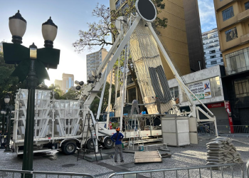 Com 22 metros de altura, roda-gigante é montada para o Natal de Curitiba na Rua XV de Novembro