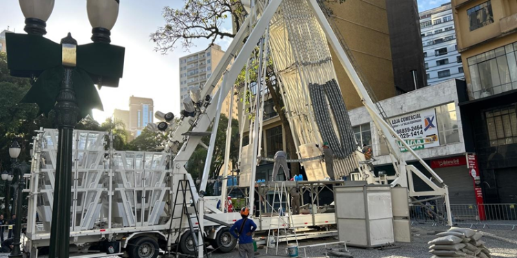 Com 22 metros de altura, roda-gigante é montada para o Natal de Curitiba na Rua XV de Novembro