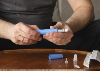 Trio rende funcionários e rouba canetas emagrecedoras em farmácia de Curitiba