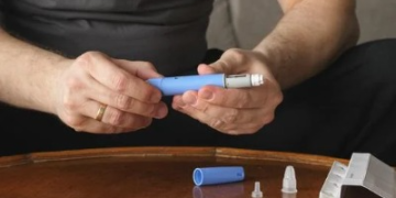 Trio rende funcionários e rouba canetas emagrecedoras em farmácia de Curitiba