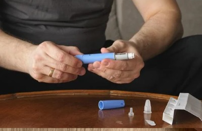 Trio rende funcionários e rouba canetas emagrecedoras em farmácia de Curitiba