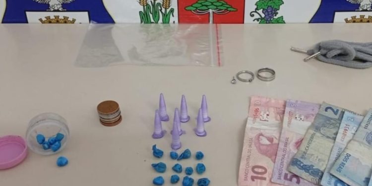 Quatro horas após sair da cadeia, mulher é presa novamente traficando drogas no Terminal Guadalupe