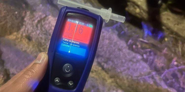 Motorista embriagado é preso após colidir carro contra poste na BR-376