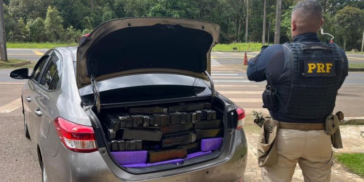 PRF apreende 360 quilos de maconha e recupera carro furtado em Guarapuava
