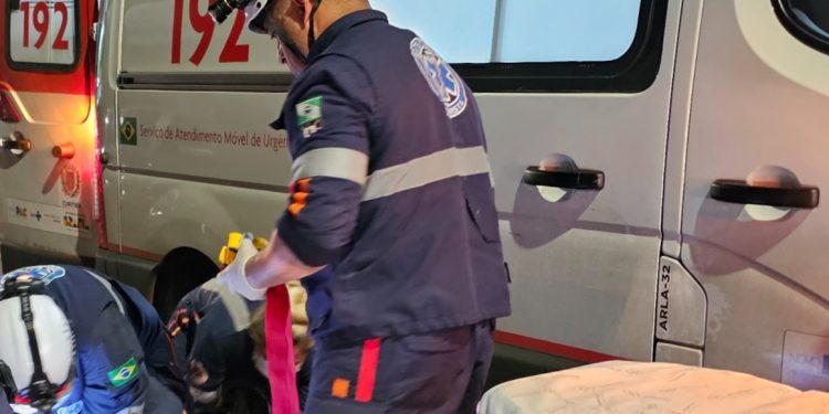 Criminosos abrem fogo em festa e atingem homem, mulher e criança de 2 anos em Curitiba