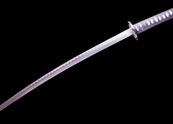 Homem é preso após golpear vizinho com espada em Curitiba