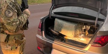 PRF recupera carro roubado e apreende quase 190 quilos de maconha na BR-277