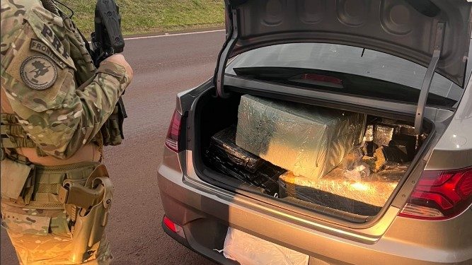 PRF recupera carro roubado e apreende quase 190 quilos de maconha na BR-277
