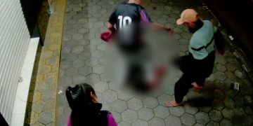 Homem em situação de rua é linchado na região metropolitana de Curitiba; câmera registrou a selvageria