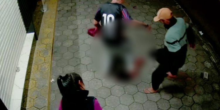 Homem em situação de rua é linchado na região metropolitana de Curitiba; câmera registrou a selvageria