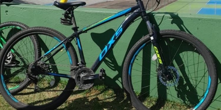 Criminoso de 24 anos com 46 passagens pelo sistema prisional furta bike, é preso e na saída da delegacia leva surra da vítima