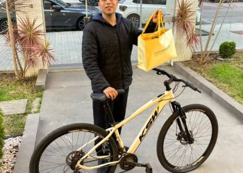 Jovem que teve bicicleta furtada por criminoso com 46 passagens ganha bike após divulgação de vídeo