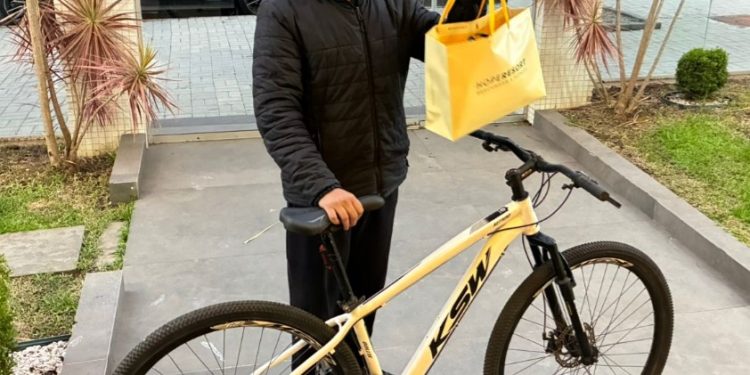 Jovem que teve bicicleta furtada por criminoso com 46 passagens ganha bike após divulgação de vídeo