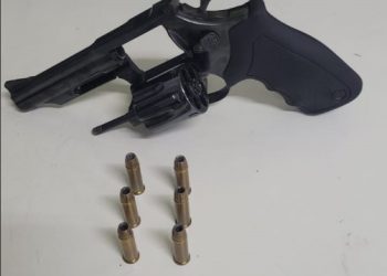 Indivíduo é abordado em carro e policiais militares encontram revólver