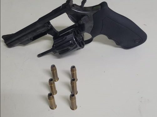 Indivíduo é abordado em carro e policiais militares encontram revólver
