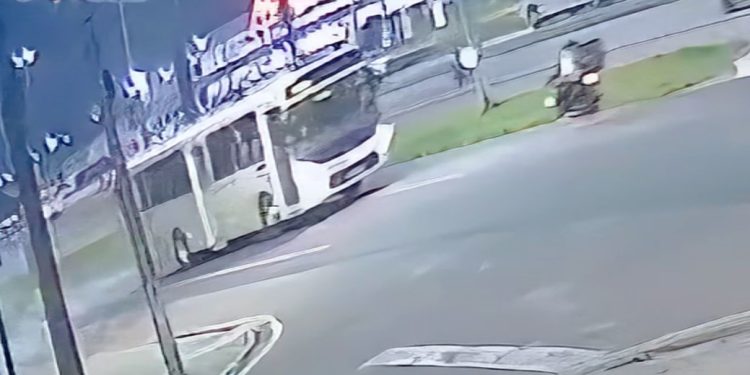 Motoboy de 26 anos morre em colisão frontal com ônibus em Araucária
