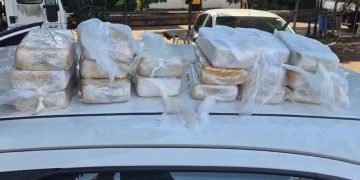 Mulher é presa com 17,5 kg de pasta base de cocaína escondidos no tanque de combustível