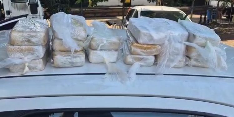 Mulher é presa com 17,5 kg de pasta base de cocaína escondidos no tanque de combustível