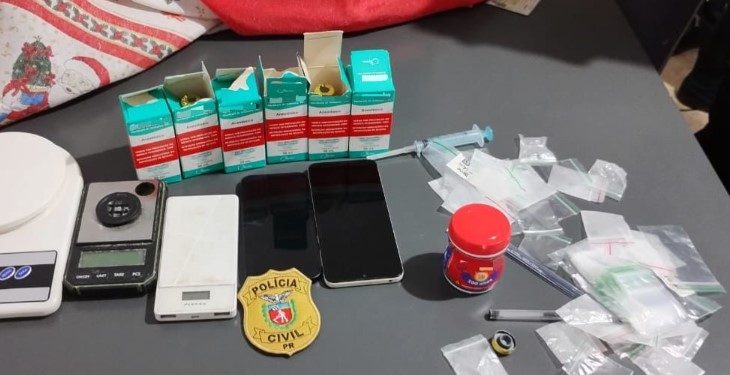 Polícia Civil apreende drogas, celulares e prende mulher em operação contra esquema de venda de cetamina