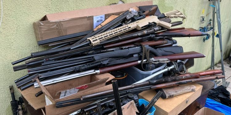 COPE em conjunto com a Polícia Civil do Rio de Janeiro prende homem por comércio ilegal de armas em Curitiba