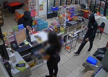 Criminosos aterrorizam clientes e funcionária de distribuidora de bebidas, veja o vídeo