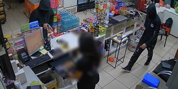 Criminosos aterrorizam clientes e funcionária de distribuidora de bebidas, veja o vídeo