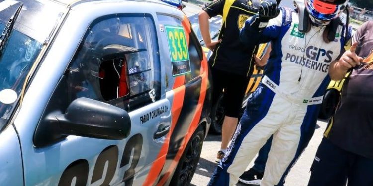 Piloto automobilístico morre após carro capotar e pegar fogo no Paraná