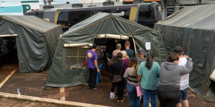 Estado orienta famílias atingidas pelo tornado sobre acesso ao benefício de R$ 1 mil