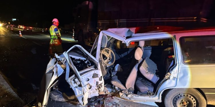 Colisão frontal deixa três pessoas gravemente feridas na BR-277