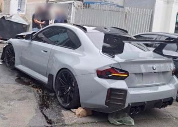 Mesmo com aerofólio imenso, motorista perde o controle e bate veículo em Curitiba, veja o vídeo