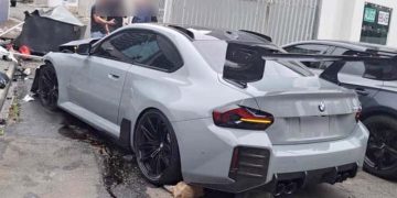 Mesmo com aerofólio imenso, motorista perde o controle e bate veículo em Curitiba, veja o vídeo