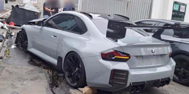 Mesmo com aerofólio imenso, motorista perde o controle e bate veículo em Curitiba, veja o vídeo