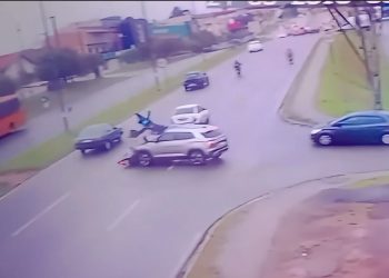 Motorista dorme ao volante, invade rodovia e atinge casal em moto, veja o vídeo