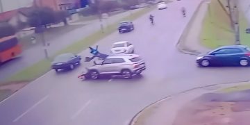 Motorista dorme ao volante, invade rodovia e atinge casal em moto, veja o vídeo