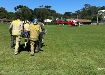 Adolescente de 16 anos conduzindo moto fica gravemente ferido ao bater em poste