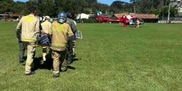 Adolescente de 16 anos conduzindo moto fica gravemente ferido ao bater em poste