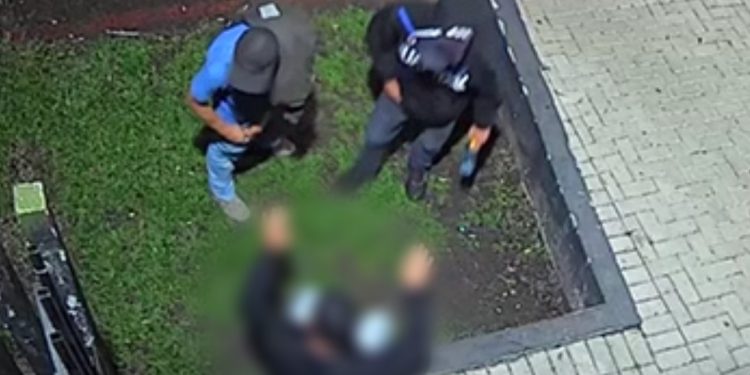 Polícia procura dupla que roubo carro no Pinheirinho em Curitiba, veja o vídeo