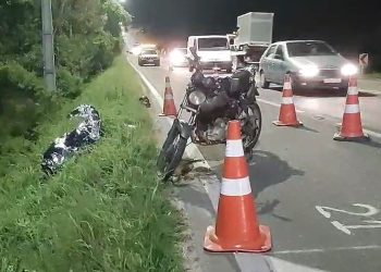 Acidente deixa um motociclista morto e mulher gravemente ferida na PR-423, em Araucária