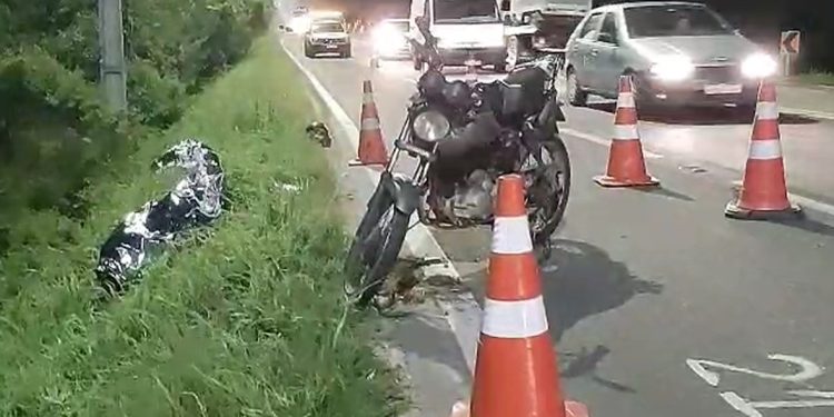 Acidente deixa um motociclista morto e mulher gravemente ferida na PR-423, em Araucária
